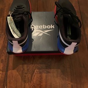 Reebok woman Energen Run Plus Black-Berry 8.5. New in box.